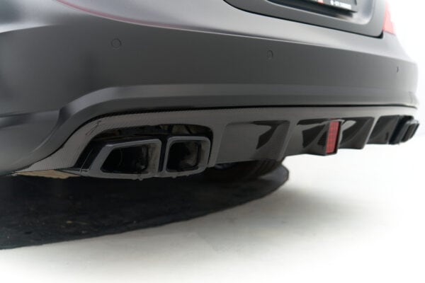 Nahrin CLS63 AMG aizmugurējais difuzors, sporta auto detaļa, melns un ar izplūdes caurulēm.