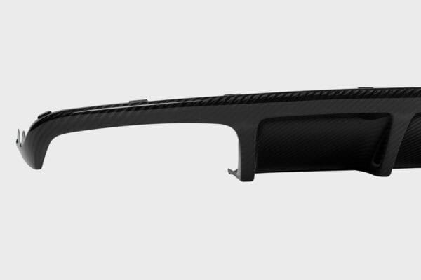 Nahrin CLS63 AMG aizmugurējais difuzors, sporta auto aerodinamika, oglekļa šķiedras dizains.